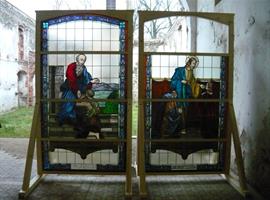 Opravené vitráže farního kostela sv. Mikuláše v Petrovicích